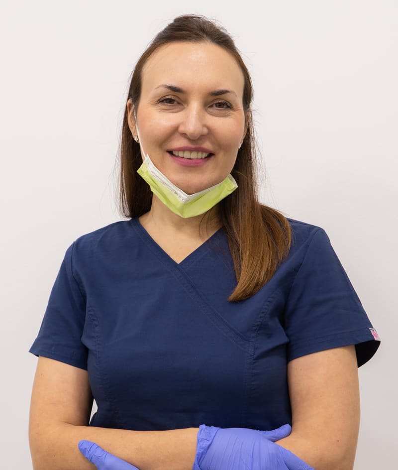 Dr Tamara Filipović u tamnoplavoj uniformi i ljubičastim rukavicama, nasmejana, prekrštenih ruku.