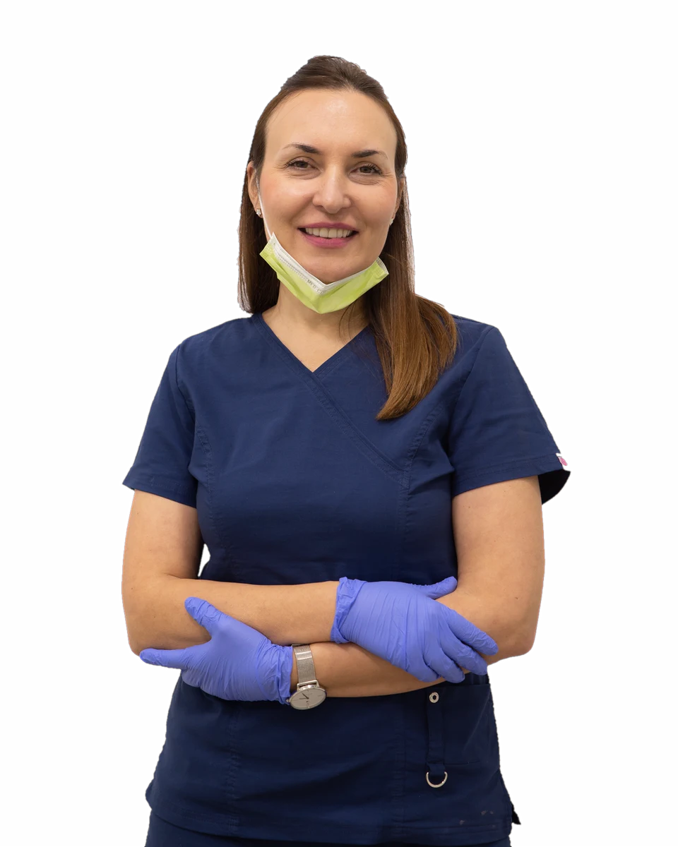 Dr Tamara Filipović u tamnoplavoj uniformi i ljubičastim rukavicama, nasmejana, prekrštenih ruku.